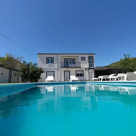 Sara Villa *
